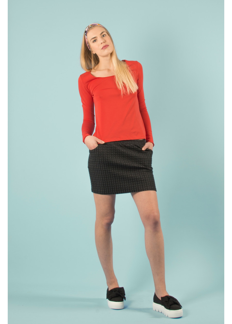 Jupe matelassée ourte taille basse noire tendance en coton bio de qualité durable. Mode éco-responsable vegan et made in France