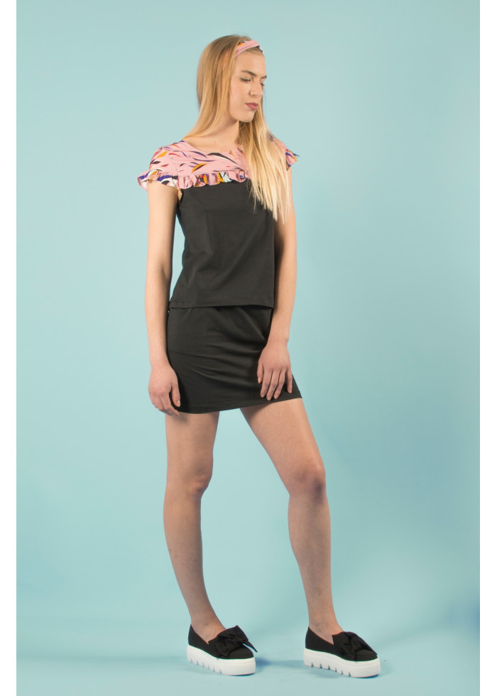 Top bio noir de qualité à volant manche courte imprimé motif vague de Hokusai et flamant rose. Mode éthique vegan made in France