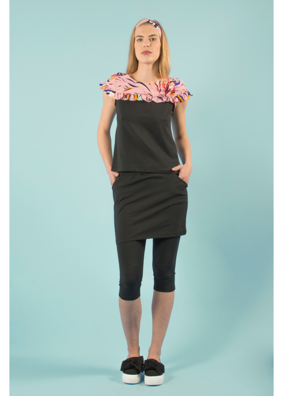 Top bio noir de qualité à volant manche courte imprimé motif vague de Hokusai et flamant rose. Mode éthique vegan made in France