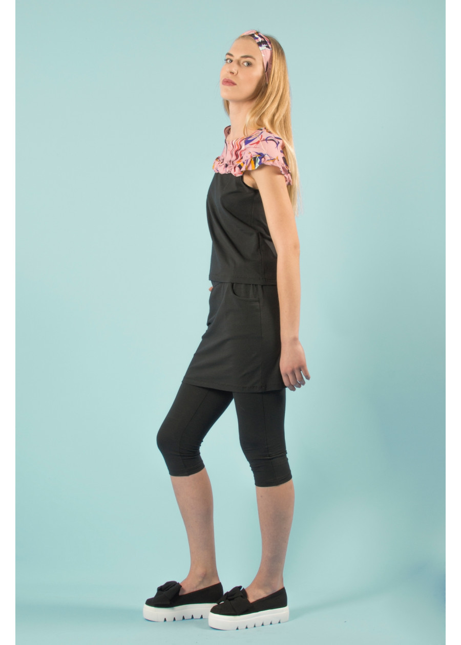 Top bio noir de qualité à volant manche courte imprimé motif vague de Hokusai et flamant rose. Mode éthique vegan made in France