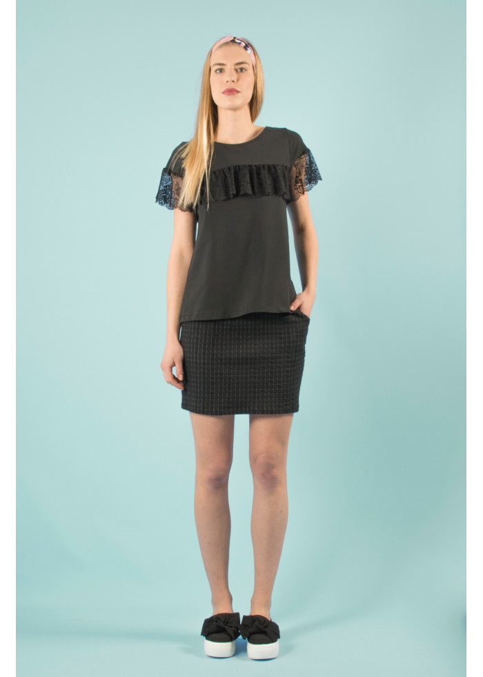 Top élégant manches courtes et volants en dentelle en coton bio noir extensible de qualité. Mode éthique vegan made in France