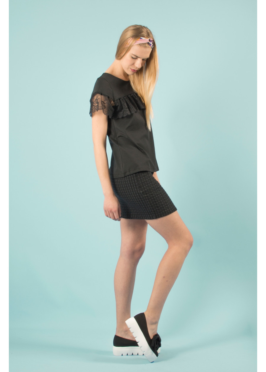 Top élégant manches courtes et volants en dentelle en coton bio noir extensible de qualité. Mode éthique vegan made in France