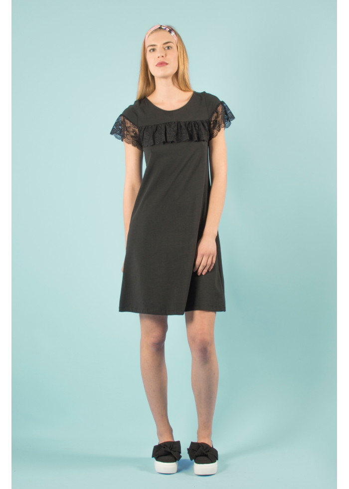 Robe noire en coton bio à volant dentelle. Coupe chasuble mi-longue aux genoux. Mode éco-friendly vegan et fabriqué en France