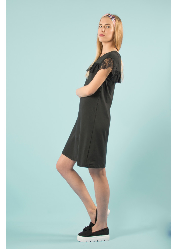 Robe noire en coton bio à volant dentelle. Coupe chasuble mi-longue aux genoux. Mode éco-friendly vegan et fabriqué en France