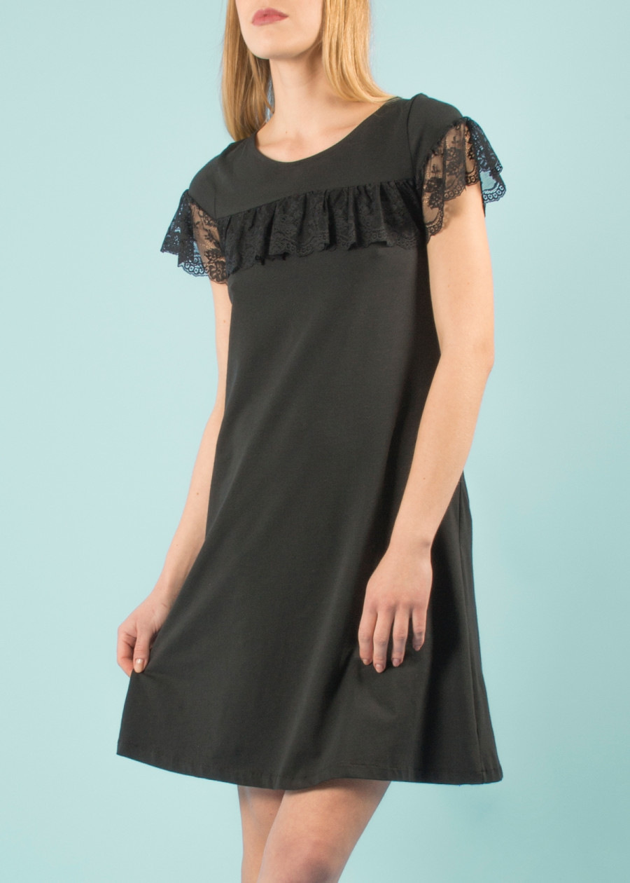 Robe noire en coton bio à volant dentelle. Coupe chasuble mi-longue aux genoux. Mode éco-friendly vegan et fabriqué en France