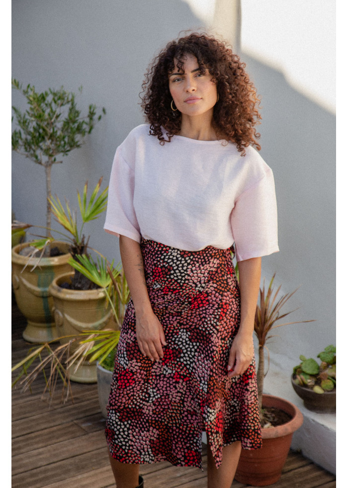 Jupe portefeuille fluide à motif floral coloré est une robe casual chic féminine en soie vegan. Marque éthique fabriqué France