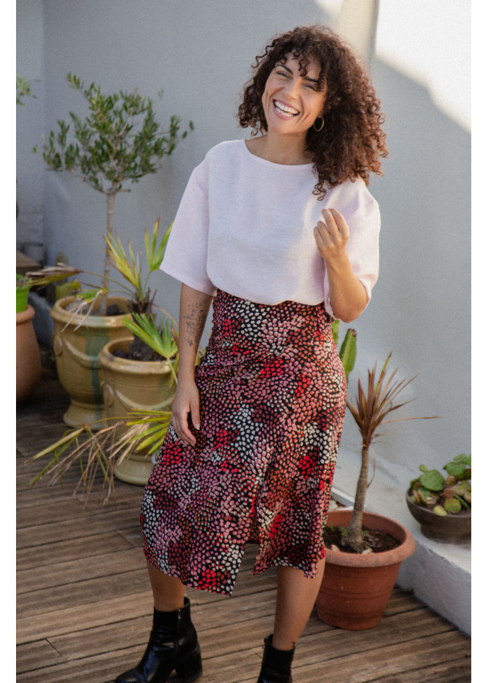 Jupe portefeuille fluide à motif floral coloré est une robe casual chic féminine en soie vegan. Marque éthique fabriqué France