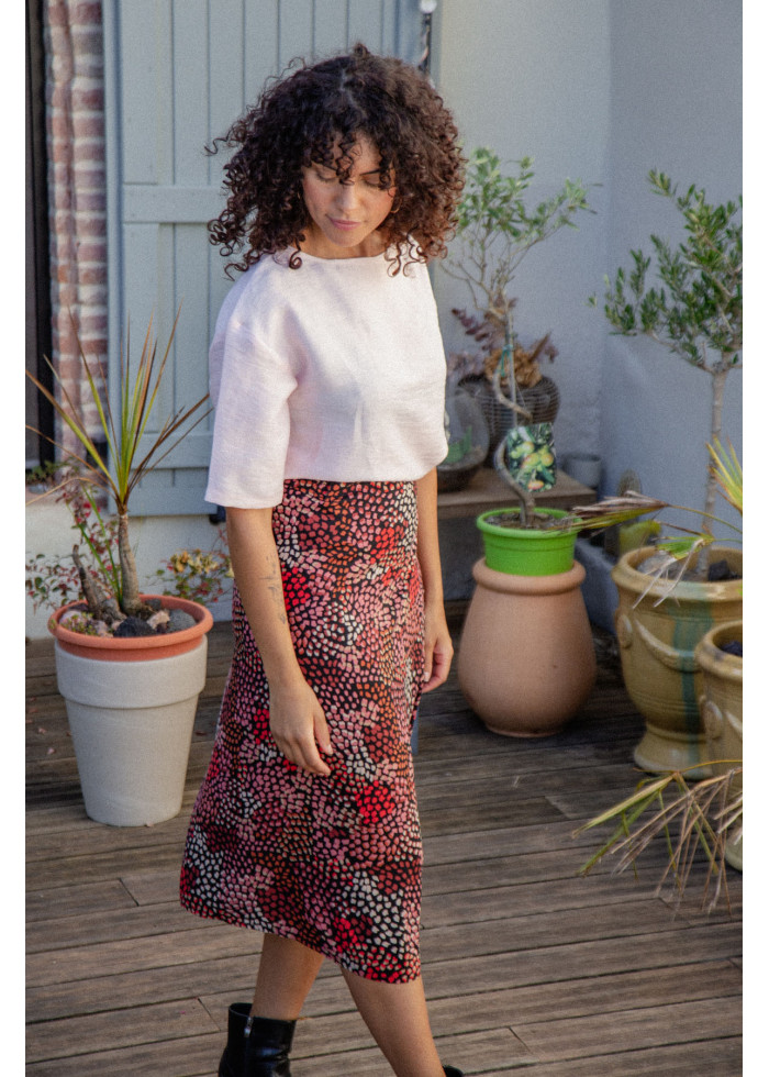 Jupe portefeuille fluide à motif floral coloré est une robe casual chic féminine en soie vegan. Marque éthique fabriqué France