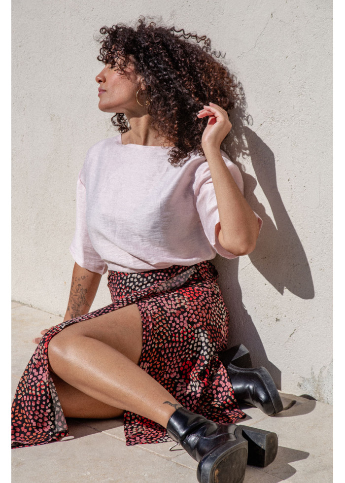 Jupe portefeuille fluide à motif floral coloré est une robe casual chic féminine en soie vegan. Marque éthique fabriqué France