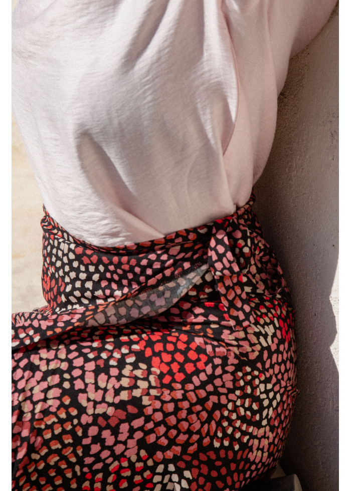 Jupe portefeuille fluide à motif floral coloré est une robe casual chic féminine en soie vegan. Marque éthique fabriqué France