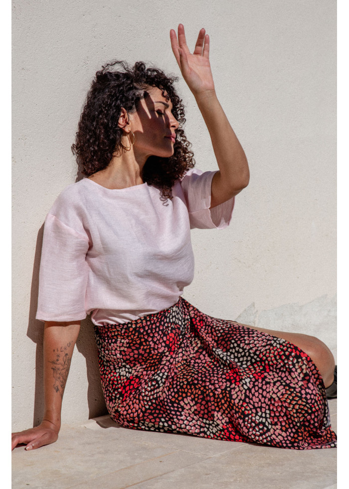Jupe portefeuille fluide à motif floral coloré est une robe casual chic féminine en soie vegan. Marque éthique fabriqué France