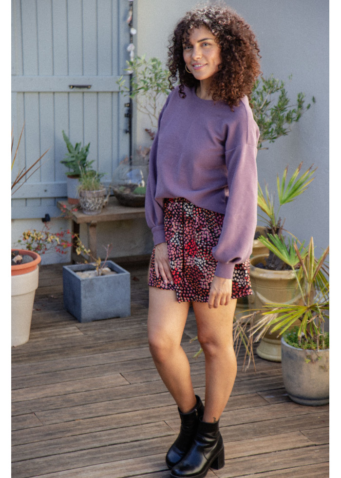 Cette jupe courte évasée fluide à motif floral coloré est chic originale féminine et éthique fabriqué France en soie vegan