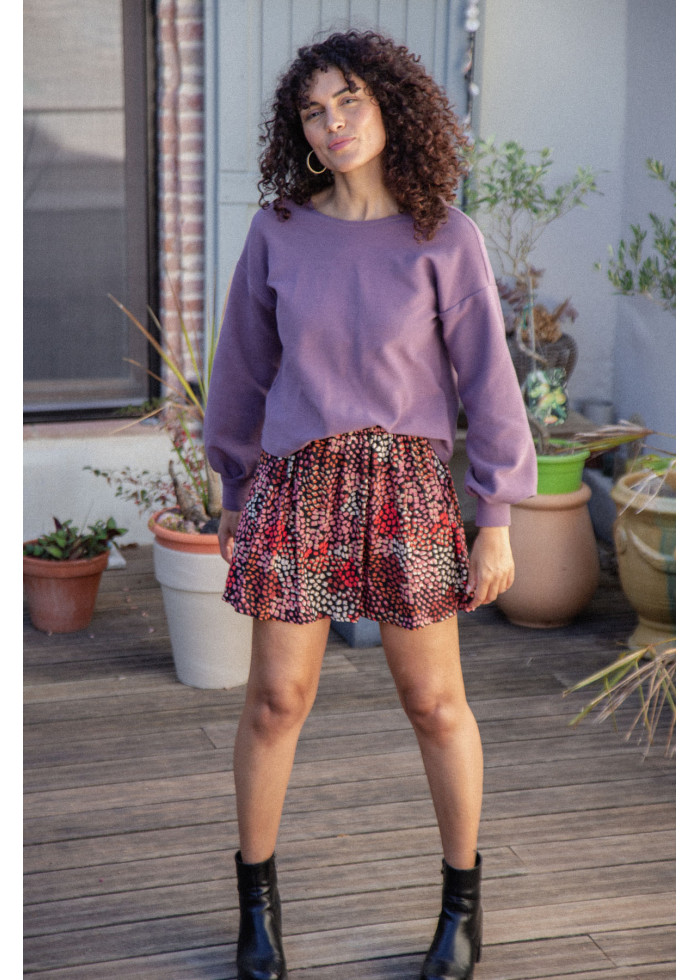 Cette jupe courte évasée fluide à motif floral coloré est chic originale féminine et éthique fabriqué France en soie vegan