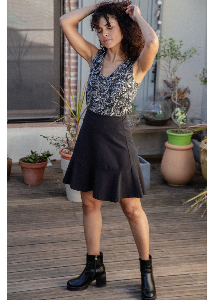 Cette jupe évasée taille haute genoux est chic originale féminine et éthique, fabriqué en France en coton bio GOTS vegan noire