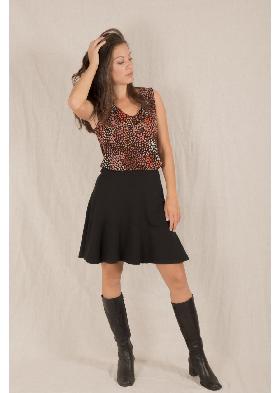 Blouse fleurie fluide sans manche colorée à volant fabriquée en France de qualité. Look minimaliste responsable local