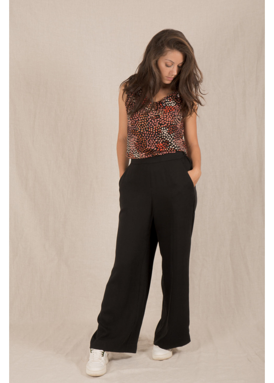 Blouse fleurie fluide sans manche colorée à volant fabriquée en France de qualité. Look minimaliste responsable local