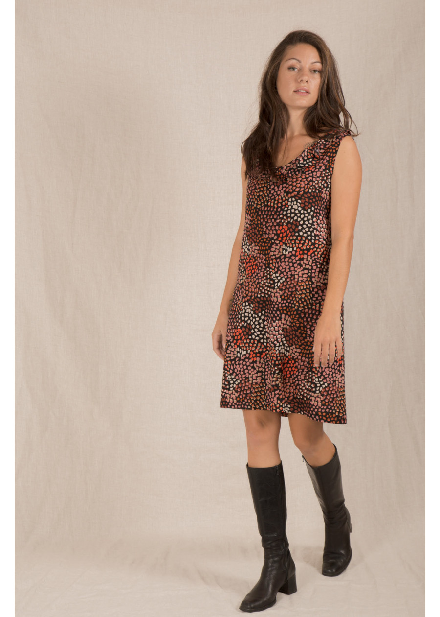 Robe fleurie fluide sans manche colorée à volant fabriquée en France de qualité. Look minimaliste responsable local