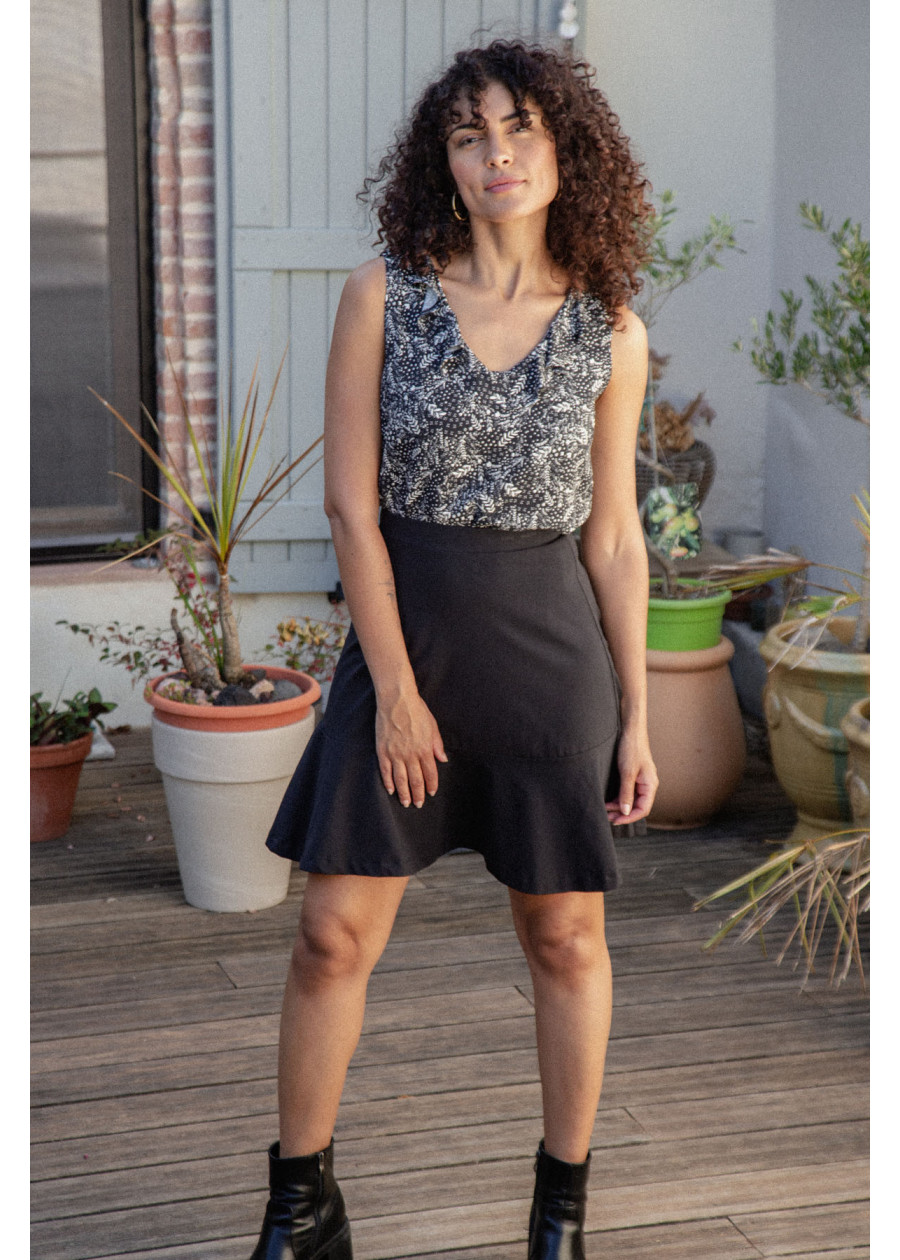 Blouse fleurie fluide sans manche à volant en EcoVero fabriquée en France de qualité. Marque responsable locale