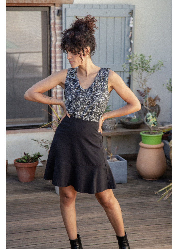 Blouse fleurie fluide sans manche à volant en EcoVero fabriquée en France de qualité. Marque responsable locale