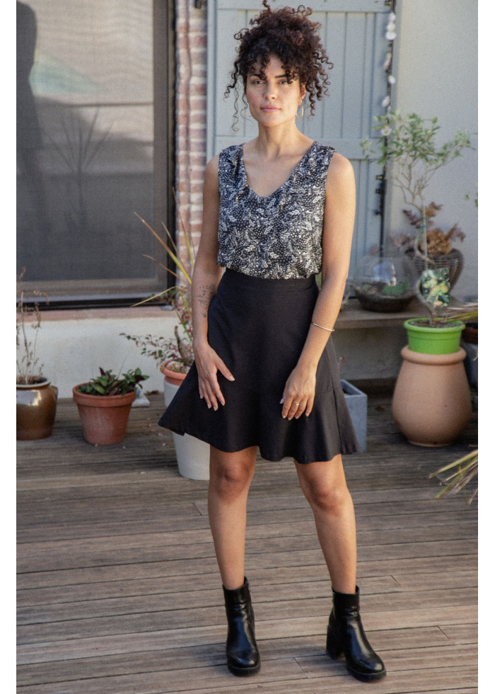 Blouse fleurie fluide sans manche à volant en EcoVero fabriquée en France de qualité. Marque responsable locale