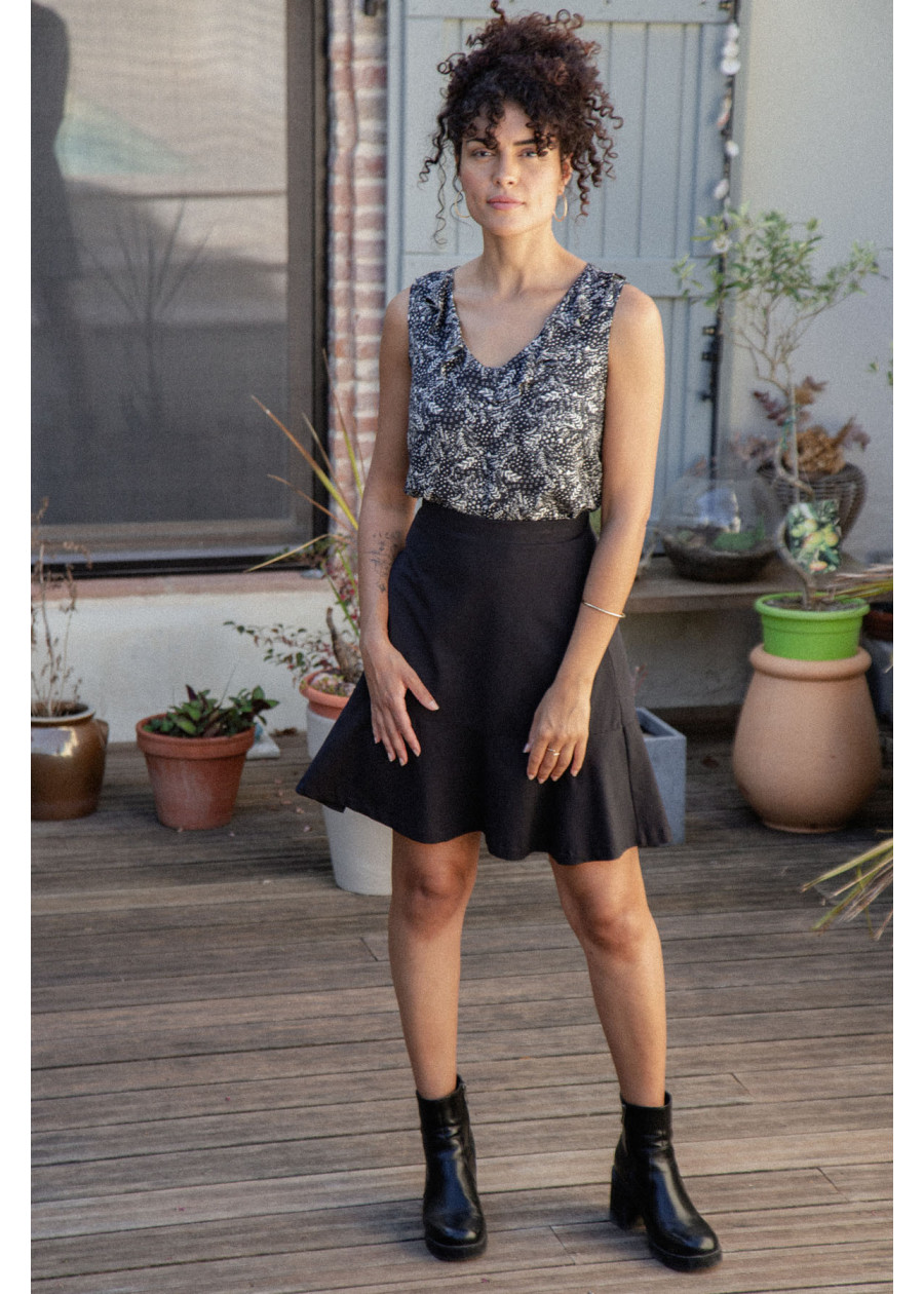 Blouse fleurie fluide sans manche à volant en EcoVero fabriquée en France de qualité. Marque responsable locale