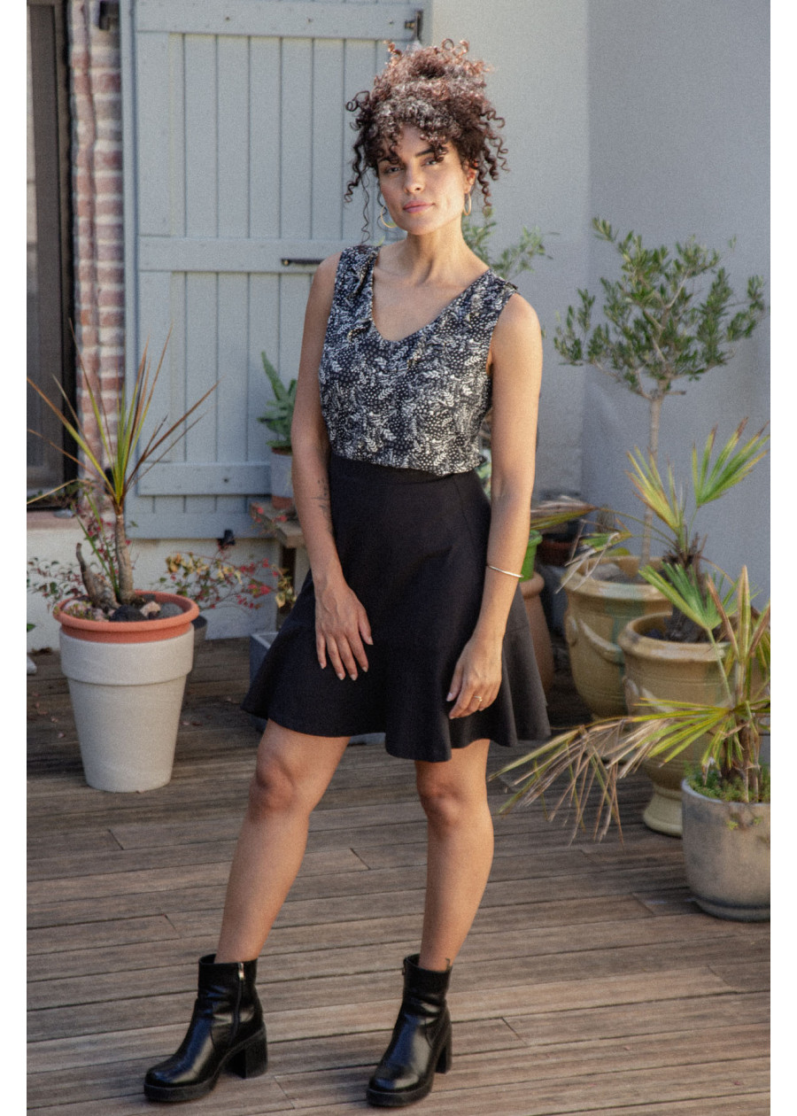 Blouse fleurie fluide sans manche à volant en EcoVero fabriquée en France de qualité. Marque responsable locale