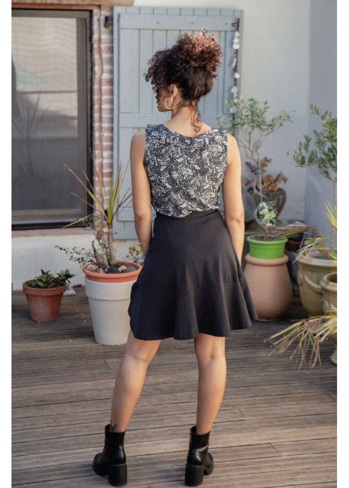 Blouse fleurie fluide sans manche à volant en EcoVero fabriquée en France de qualité. Marque responsable locale