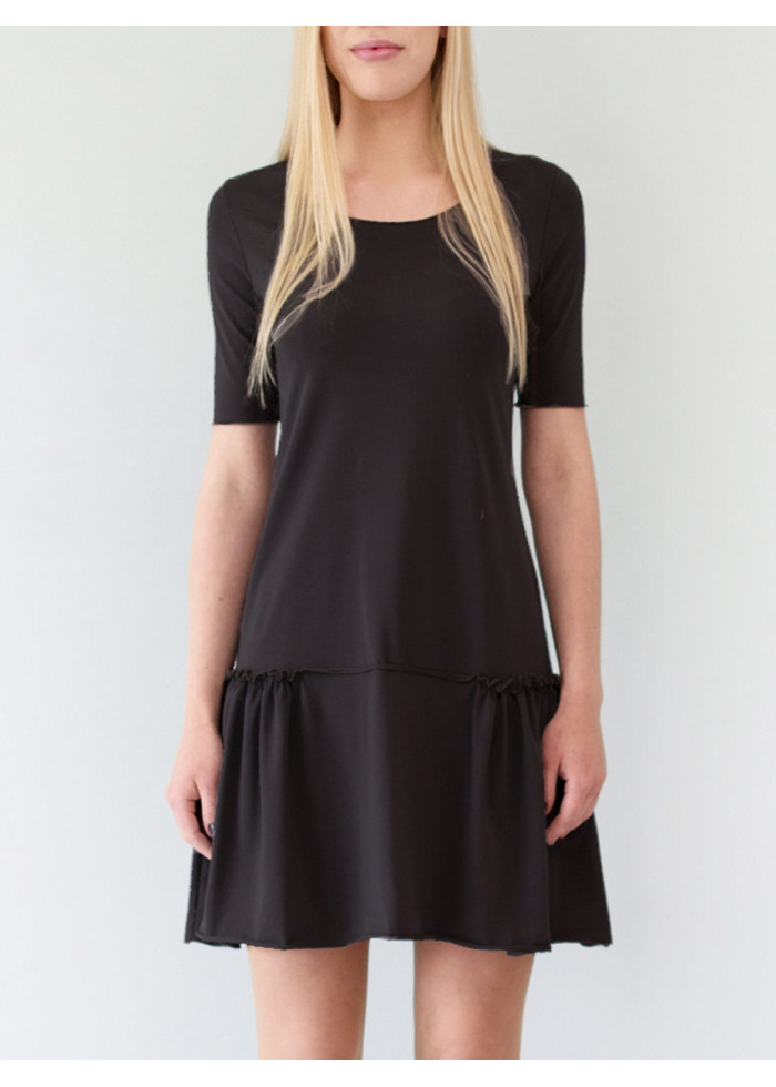 Petite robe noire chasuble mi-longue à manches courtes et fronces Sylvia en coton bio