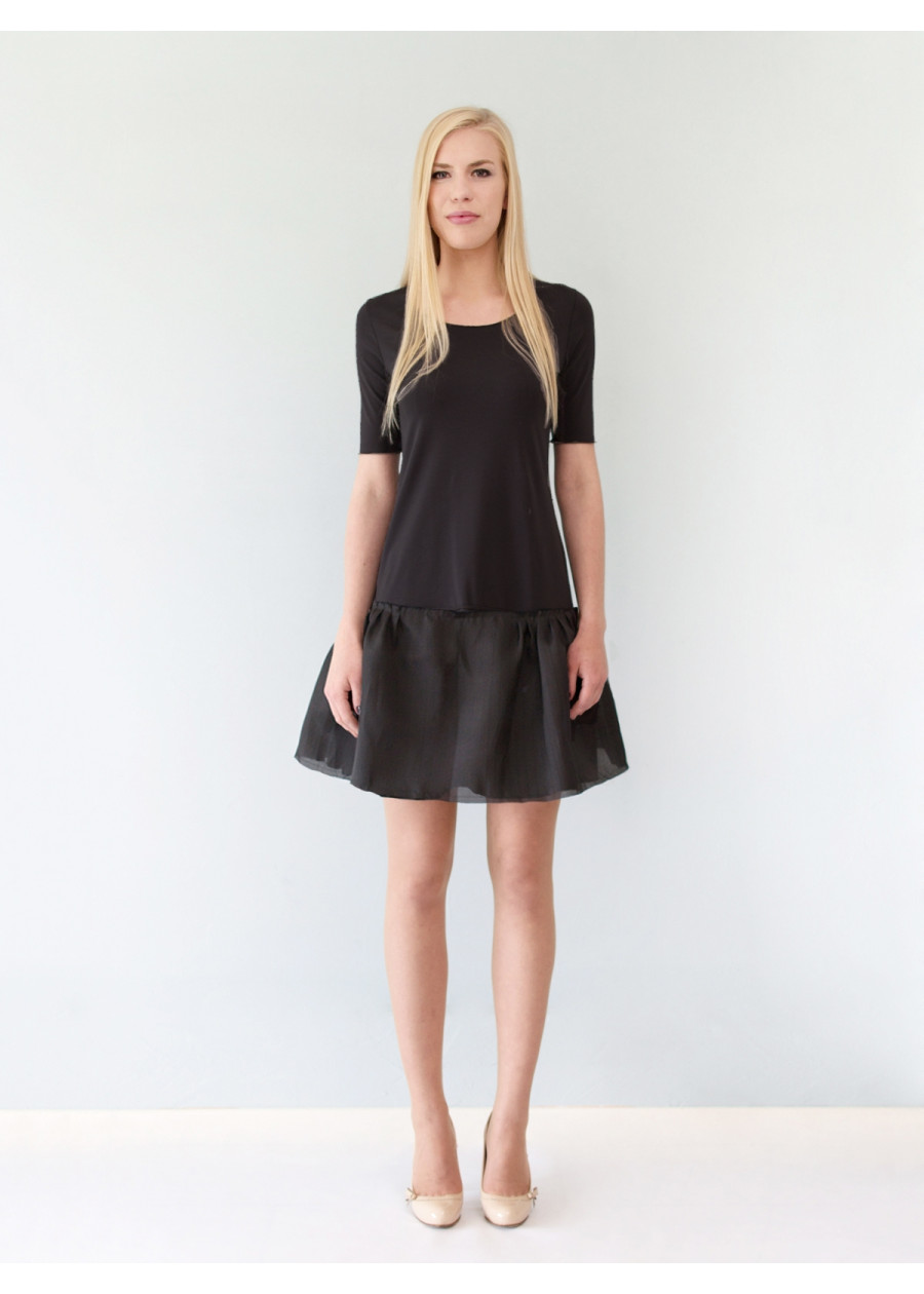 Petite robe noire plissée mi-longue en organza de soie à volant et manches très longues Sylvia et coton bio