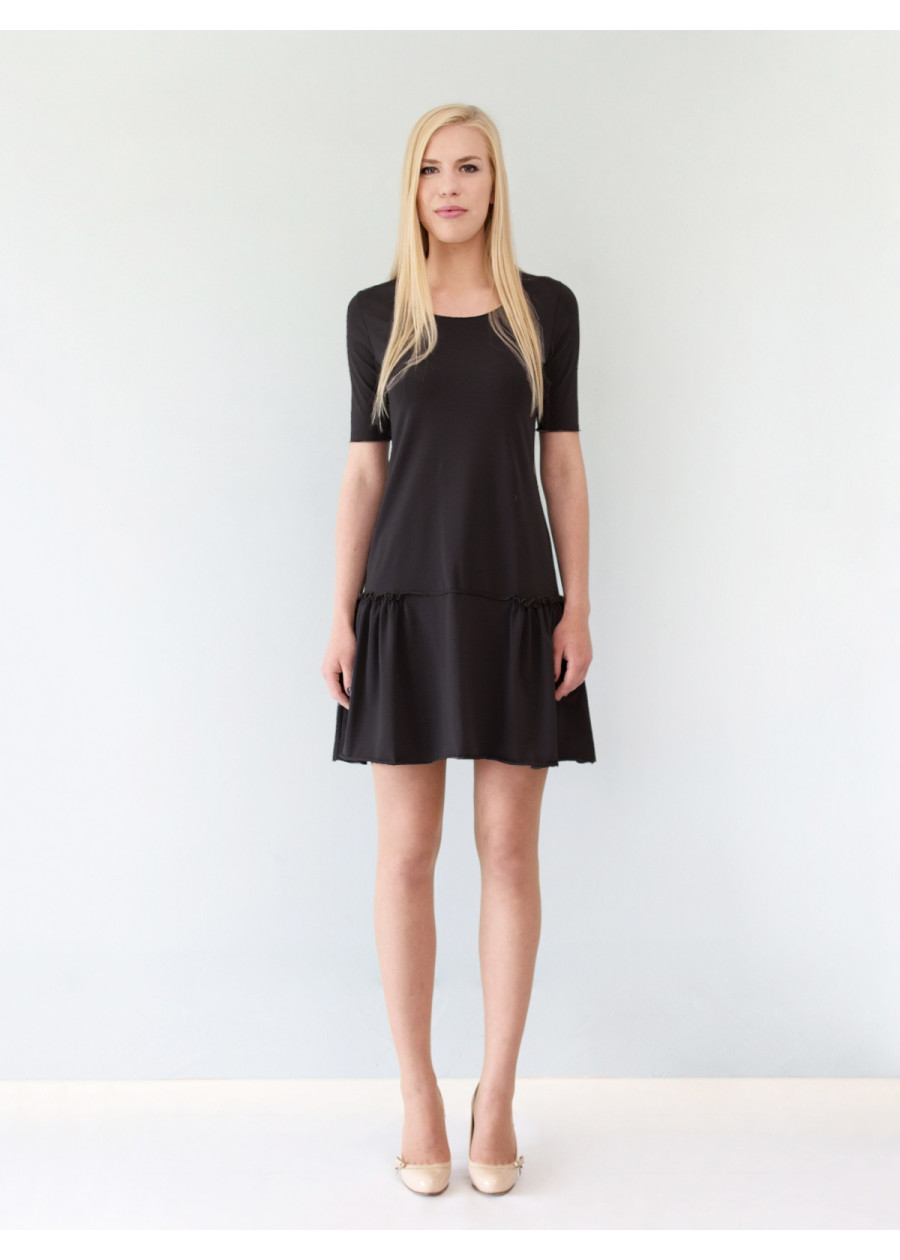 Petite robe noire chasuble mi-longue à manches courtes et fronces Sylvia en coton bio