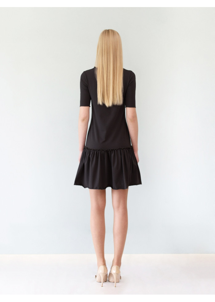Petite robe noire chasuble mi-longue à manches courtes et fronces Sylvia en coton bio