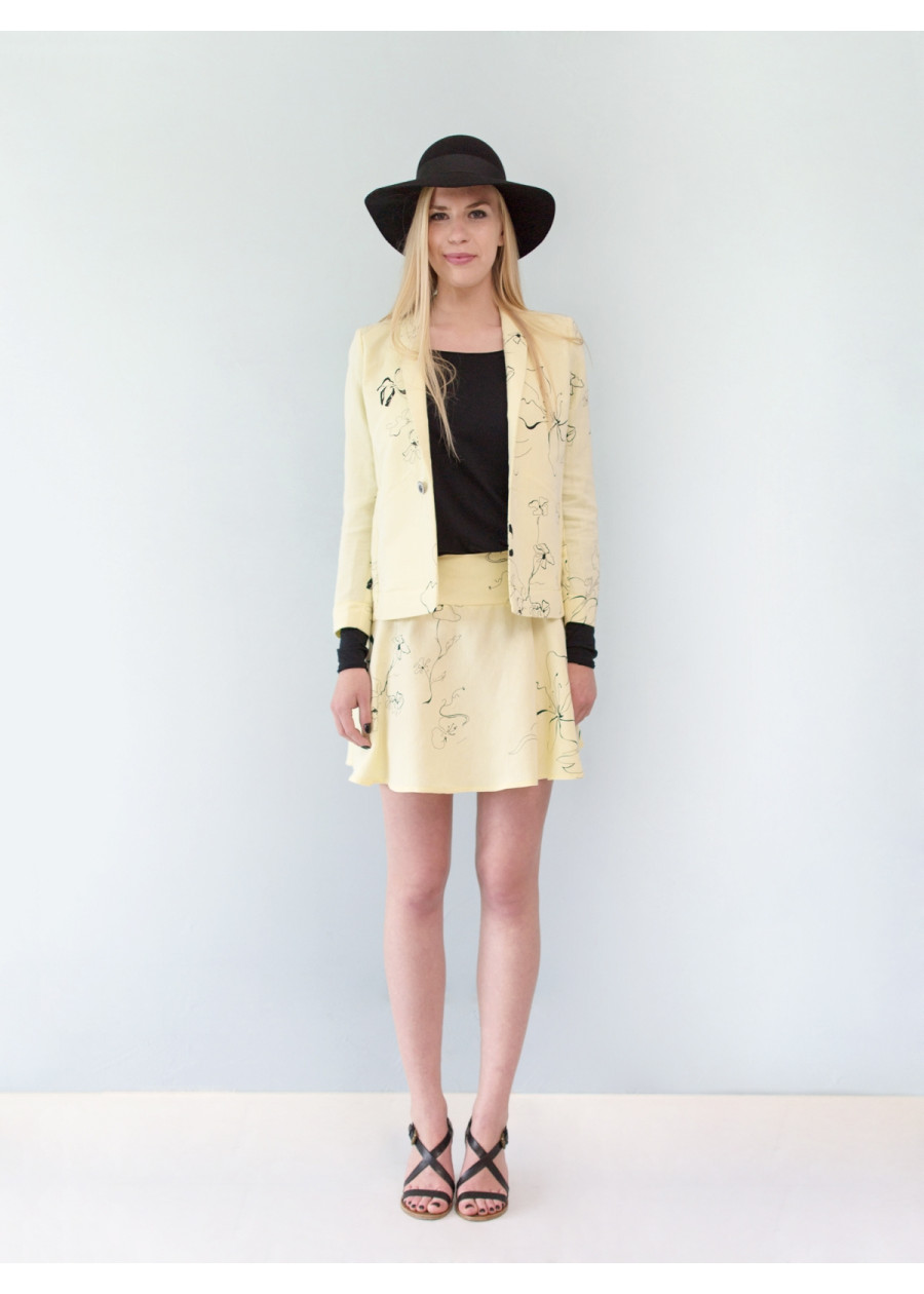 Veste de tailleur courte et droite Ines en lin à motif de grandes fleurs noires
