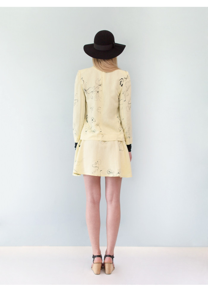 Veste de tailleur courte et droite Ines en lin à motif de grandes fleurs noires