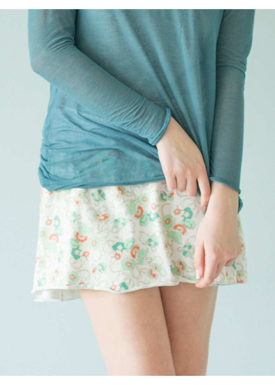 Jupe courte Athéna motif fleur bleue en coton bio