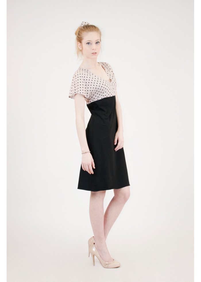 Robe à manches courtes fendues en bambou imprimé rose nude à pois noir et coton bio fabriquée en France