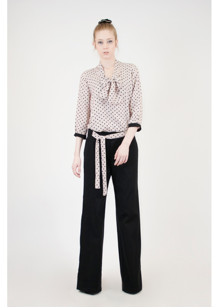 Blouse lavallière Elena en bambou nude à pois noir fabriquée en France
