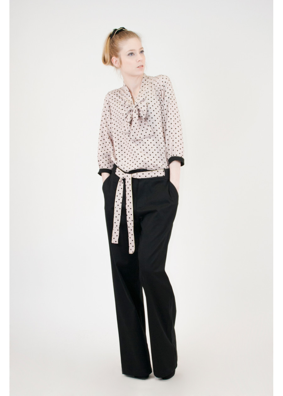 Blouse lavallière Elena en bambou nude à pois noir fabriquée en France