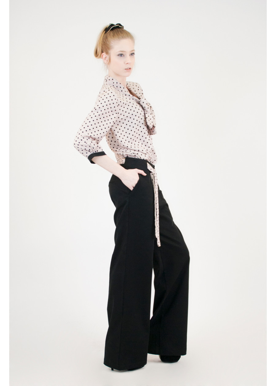 Blouse lavallière Elena en bambou nude à pois noir fabriquée en France
