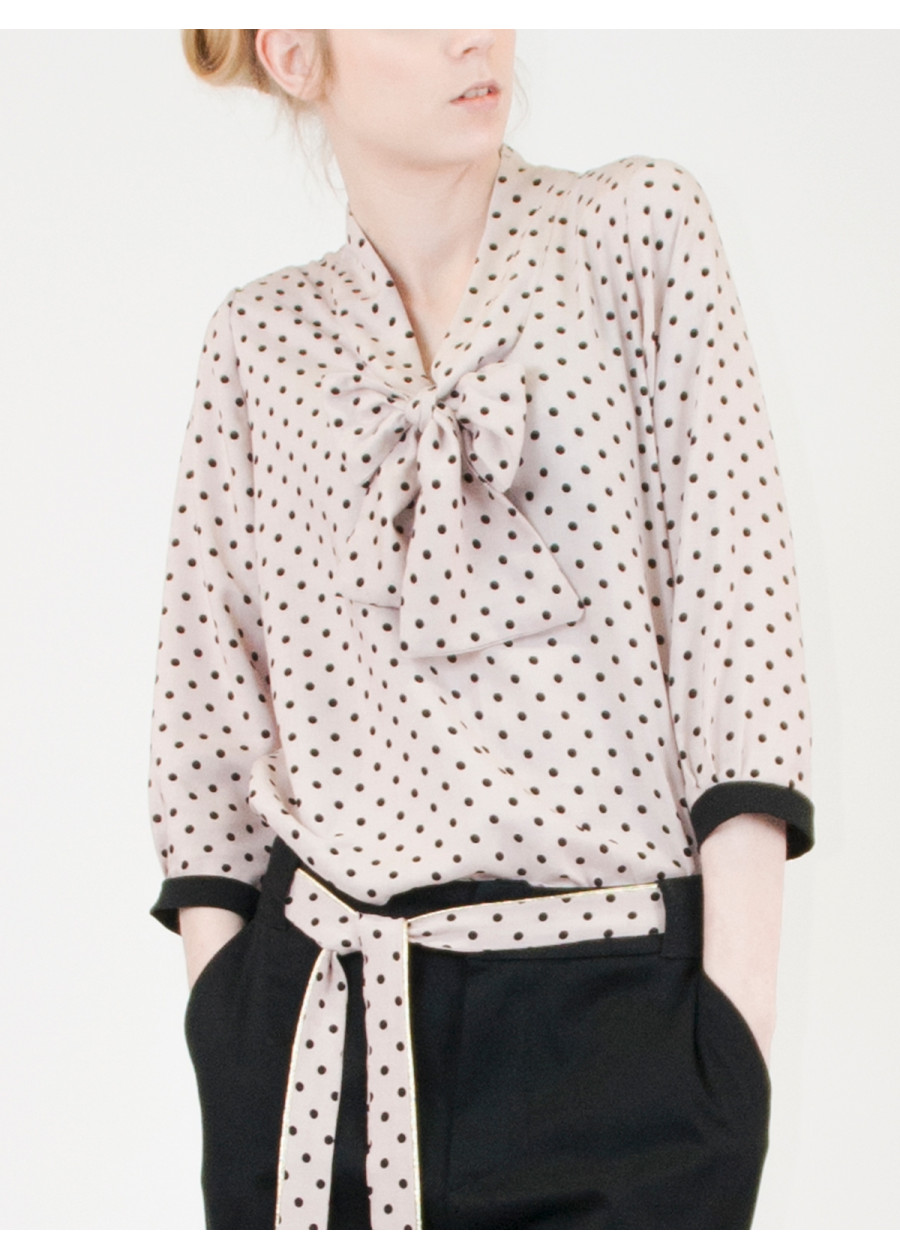 Blouse lavallière Elena en bambou nude à pois noir fabriquée en France