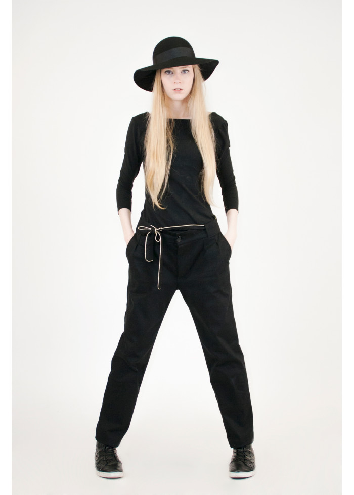 Pantalon chino noir coupe à pinces carotte en gabardine coton bio Ariel - Mode femme éco-responsable vegan et made in France