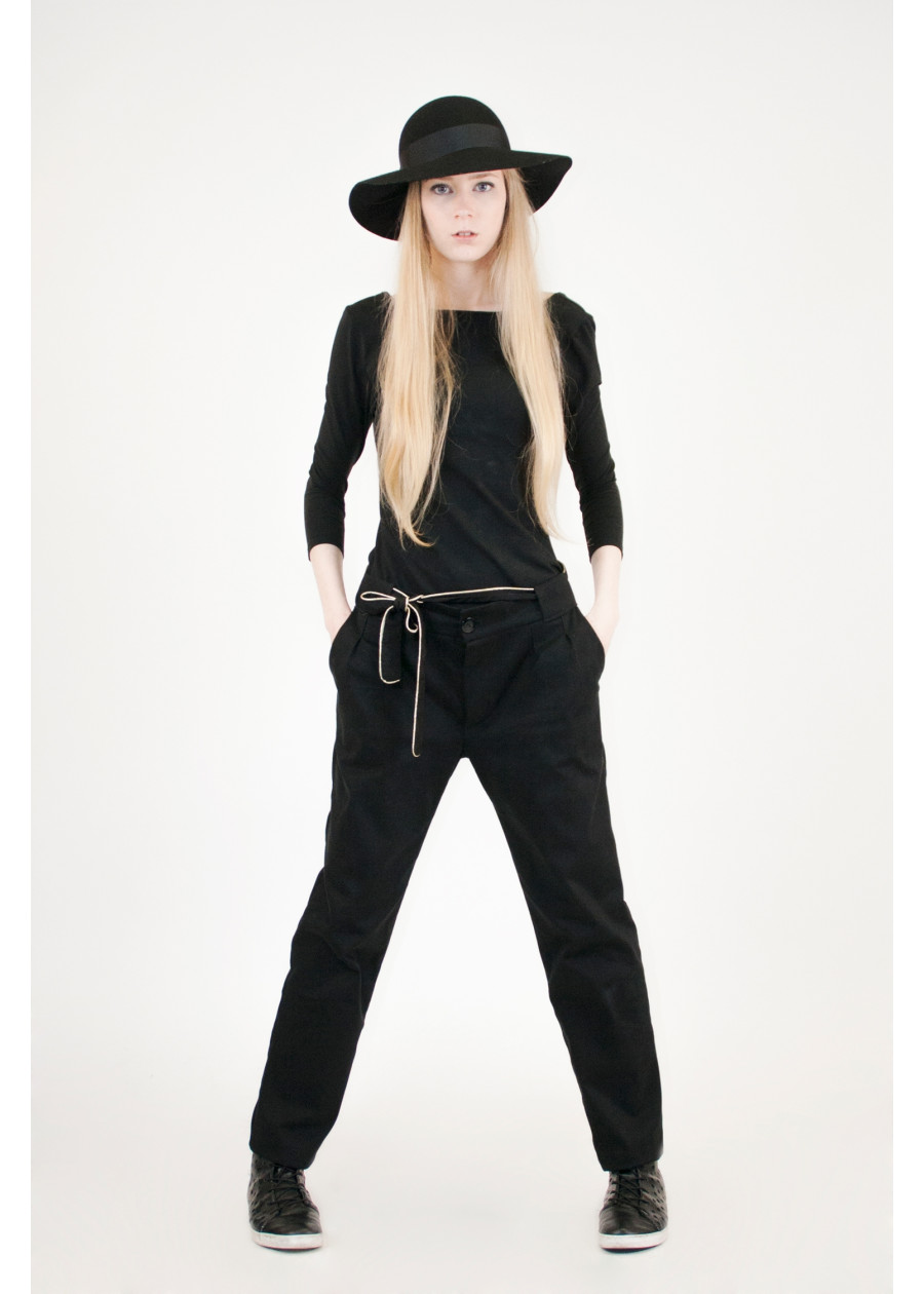 Pantalon chino noir coupe à pinces carotte en gabardine coton bio Ariel - Mode femme éco-responsable vegan et made in France