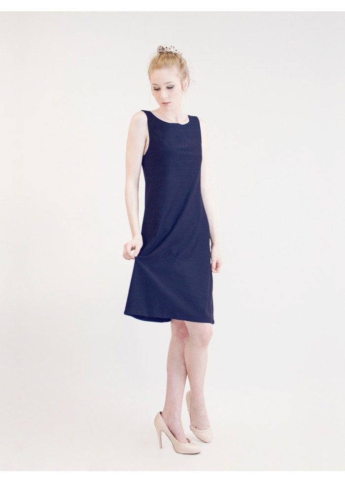 Robe bleue marine sans manches en coton bio Robe dos nu en V Coupe chasuble mi-longue. Mode éco-responsable vegan made in France